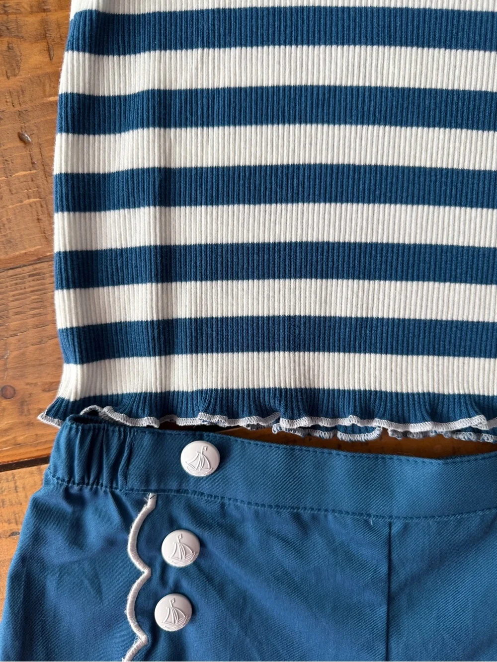 Girls Nautical/beach outfit Striped Ribbed Tee with Blue Scalloped shorts - Picture 5 of 9